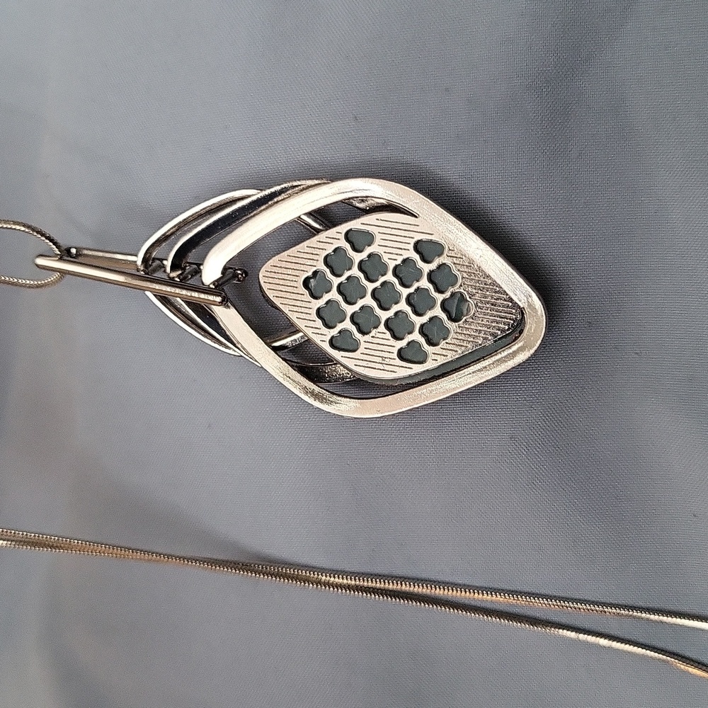 🩷 3/$15 3-tier Diamond Shaped Silver Pendant Necklace with crystal detail NWOT - Picture 5 of 5